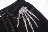 Dunkle Baggy-Jeans mit Skelett-Stickerei für Herren